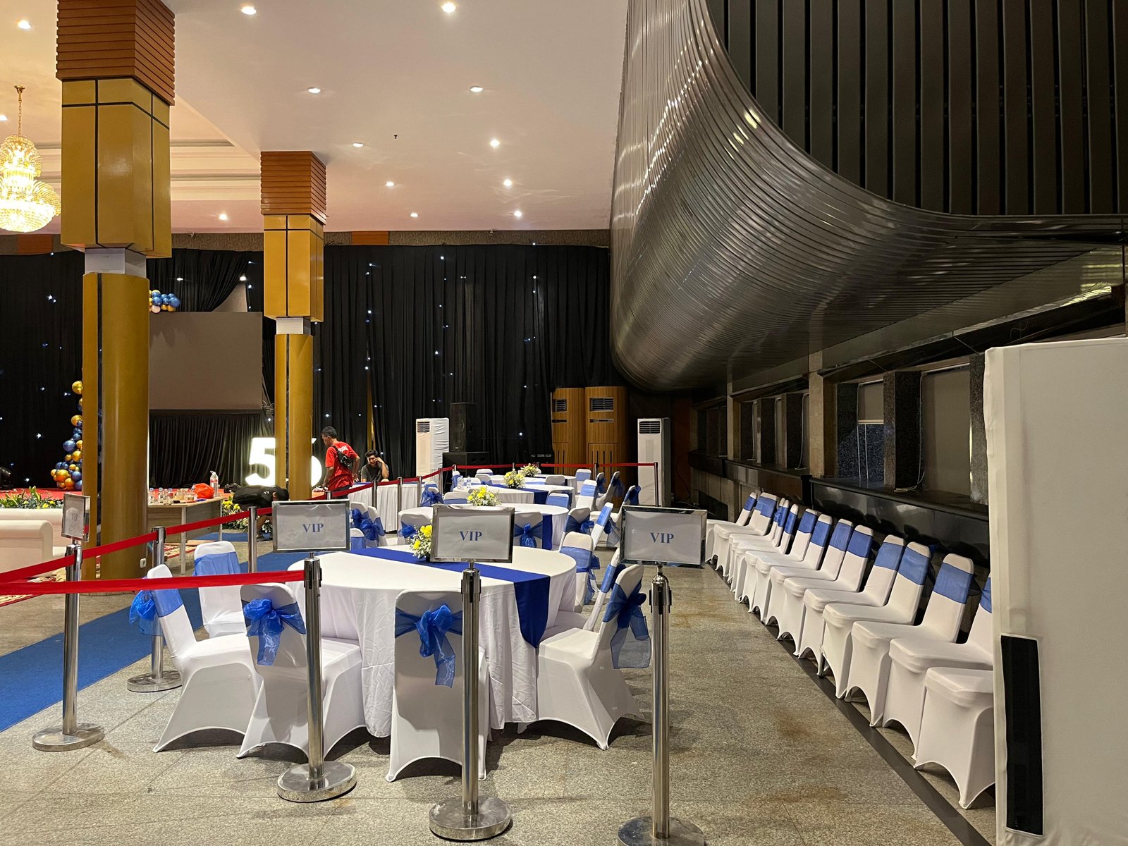 Sewa Tiang Antrian Atau Stand Rope di Fairmont Jakarta – Senayan Tanah abang