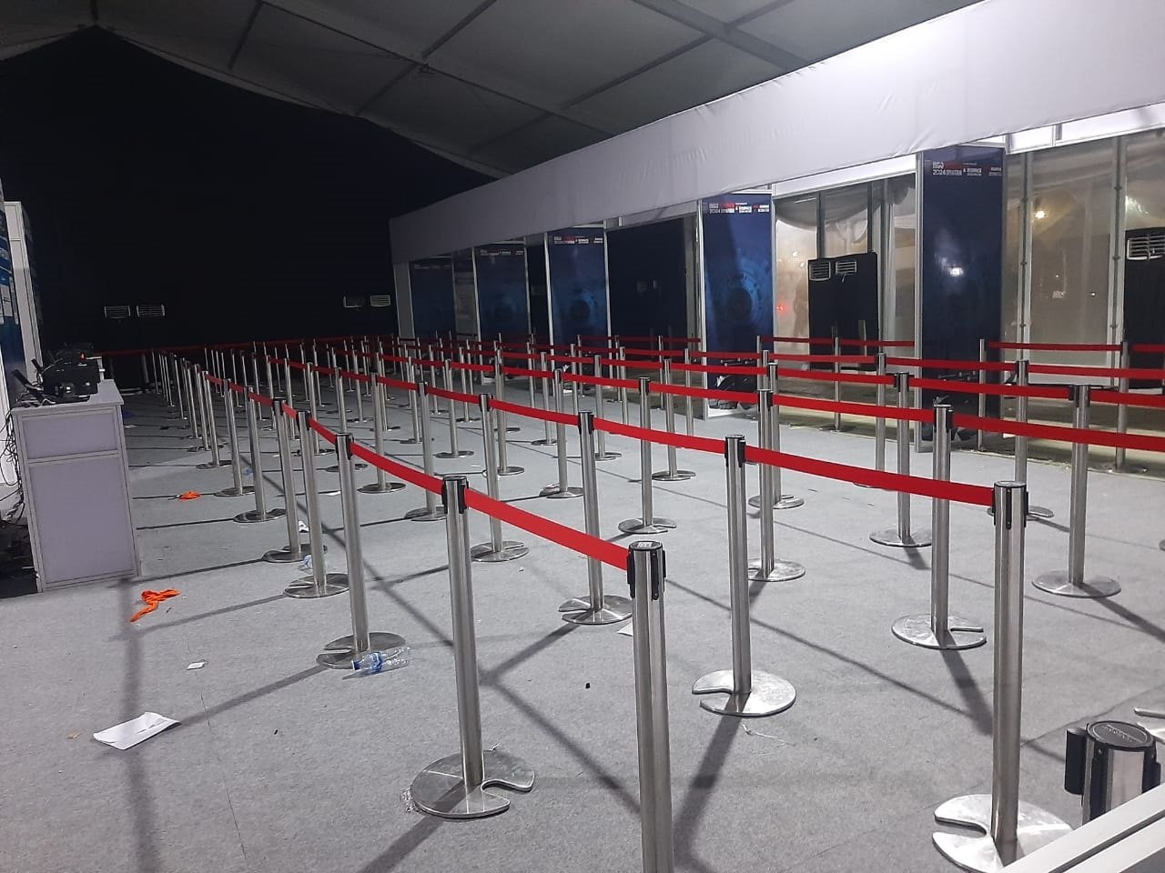 Sewa Tiang Antrian Atau Stand Rope di Cengkareng Jakarta Barat