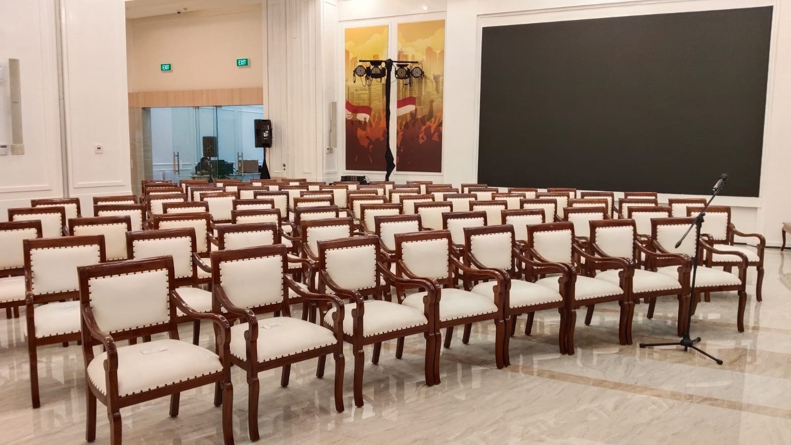 Sewa Kursi VIP Armchair di Universitas Esa Unggul – Kebon Jeruk